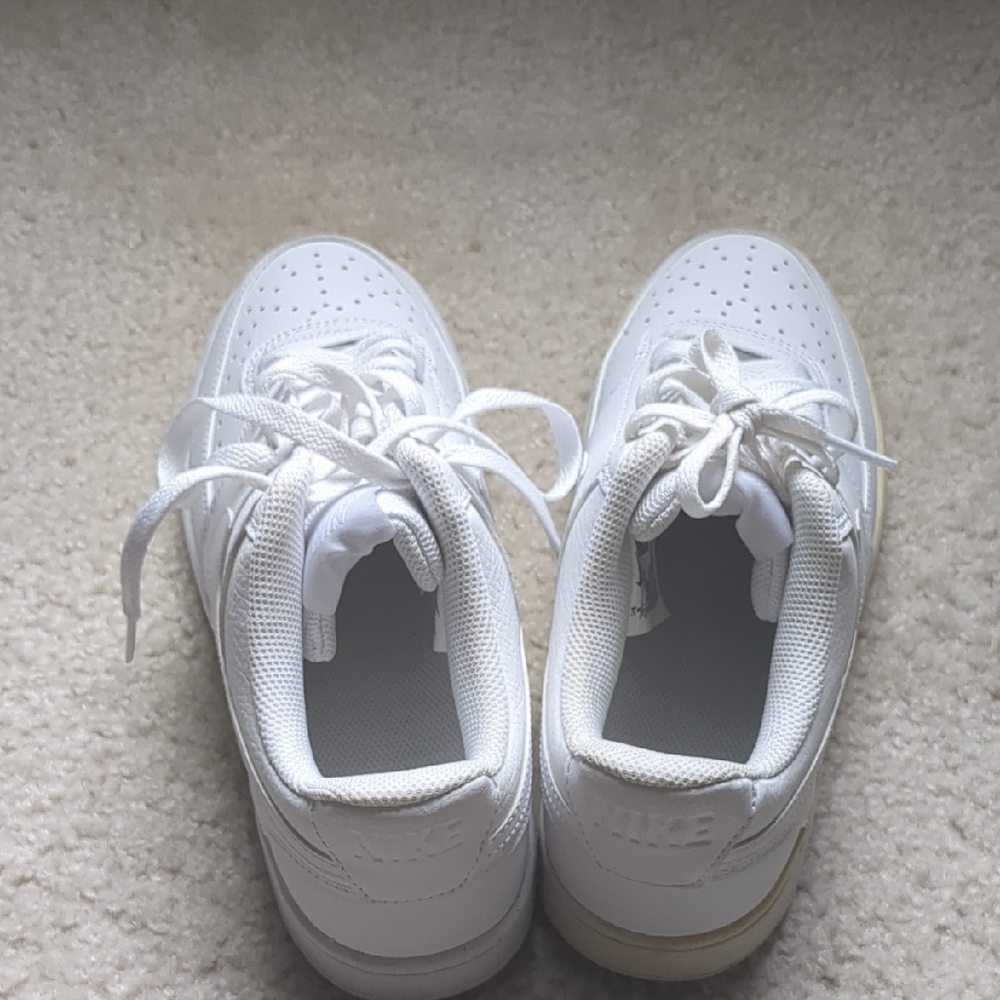 New Boys Nike White Men's Sneakers Sz 8